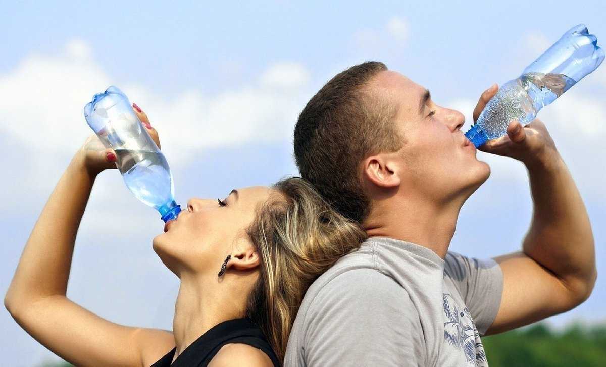 Agua vital para tu caminata de montaña
