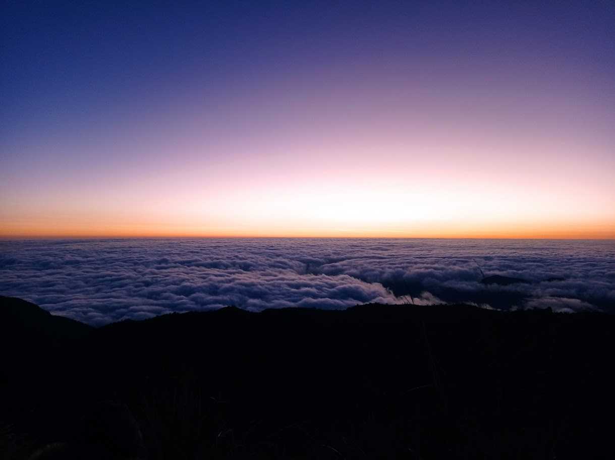 Amanecer en el Mirador de Tres Cruces en Paucartambo, Cusco