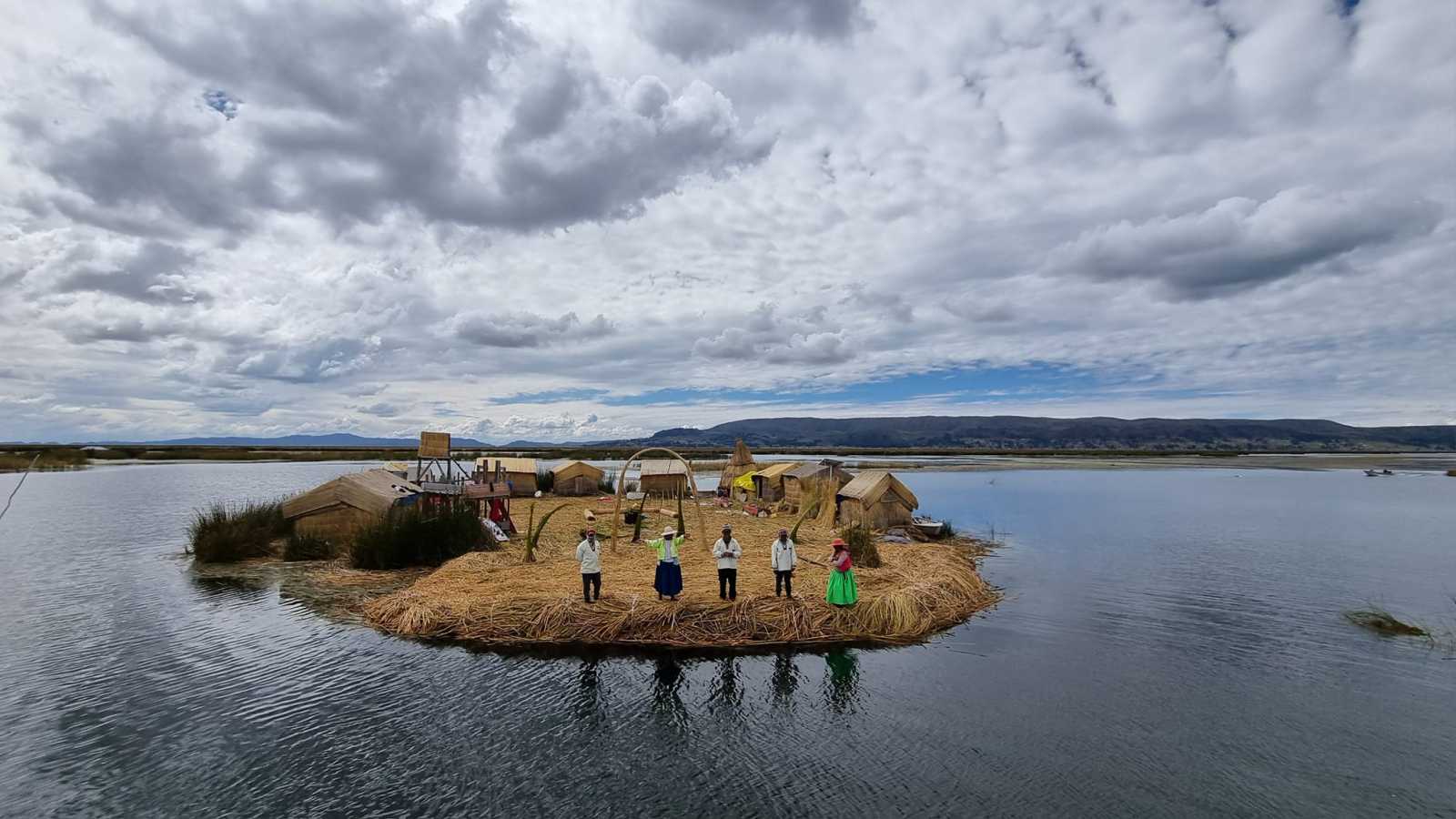 El encanto de Isla de Uros en Perú