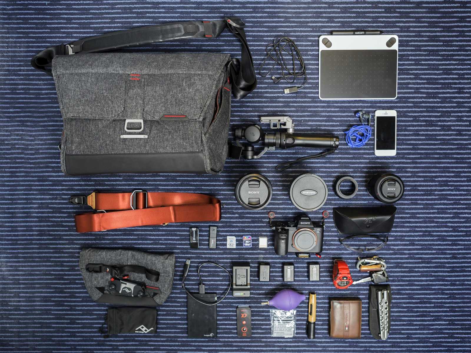 Equipo fotográfico para trekking de montaña