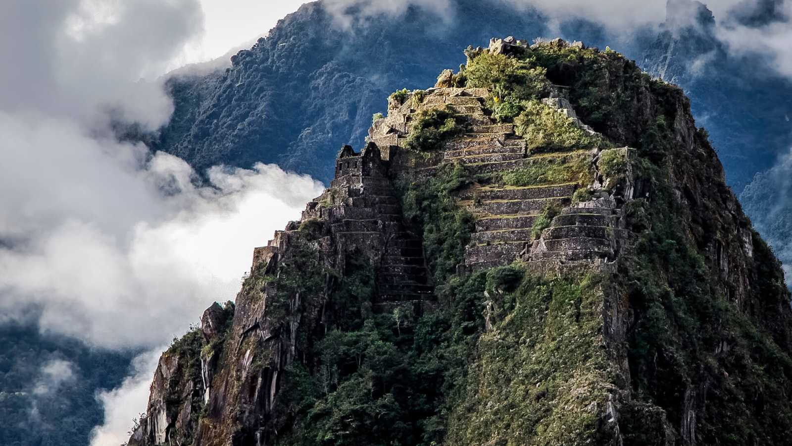 Foto de Huayna Picchu en Machu Picchu, Perú con vistas panorámicas del valle y las montañas circundantes