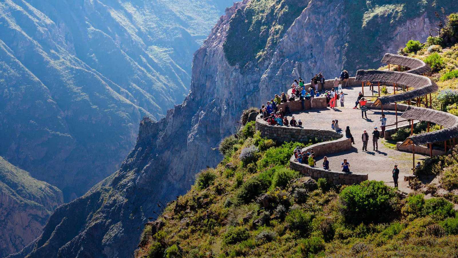 Foto del Cañón del Colca en Perú con vistas panorámicas de las montañas, el río y la fauna indígena