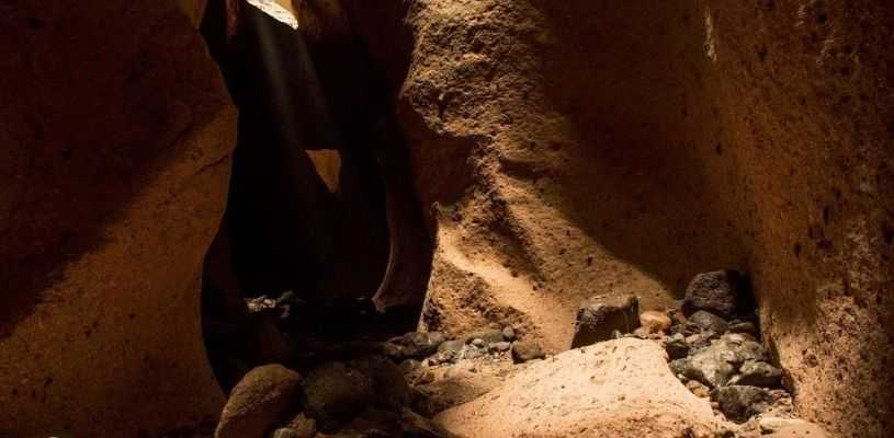 Interior del Cañón de Qorihuillca con formaciones rocosas y senderistas caminando por la grieta