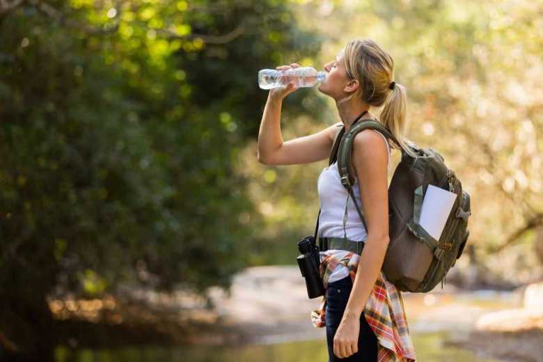 Agua embotellada o hervida Una guía completa para mantenerse hidratado en tus viajes de montaña
