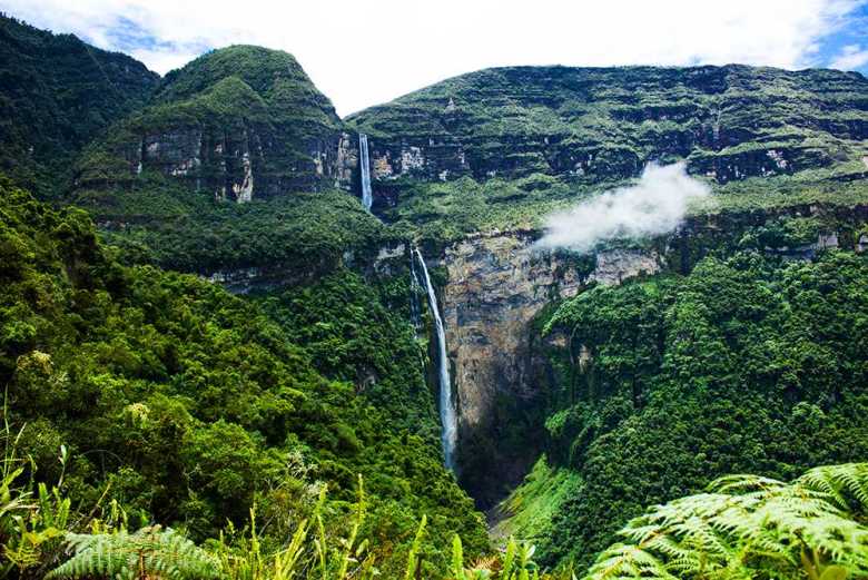 Imagen de la catarata de Gocta en Perú, rodeada de exuberante vegetación y fauna indígena