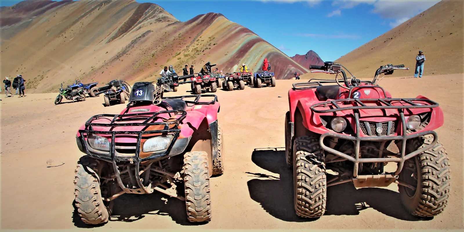 Montanha arco-íris de motocicleta e quadriciclo