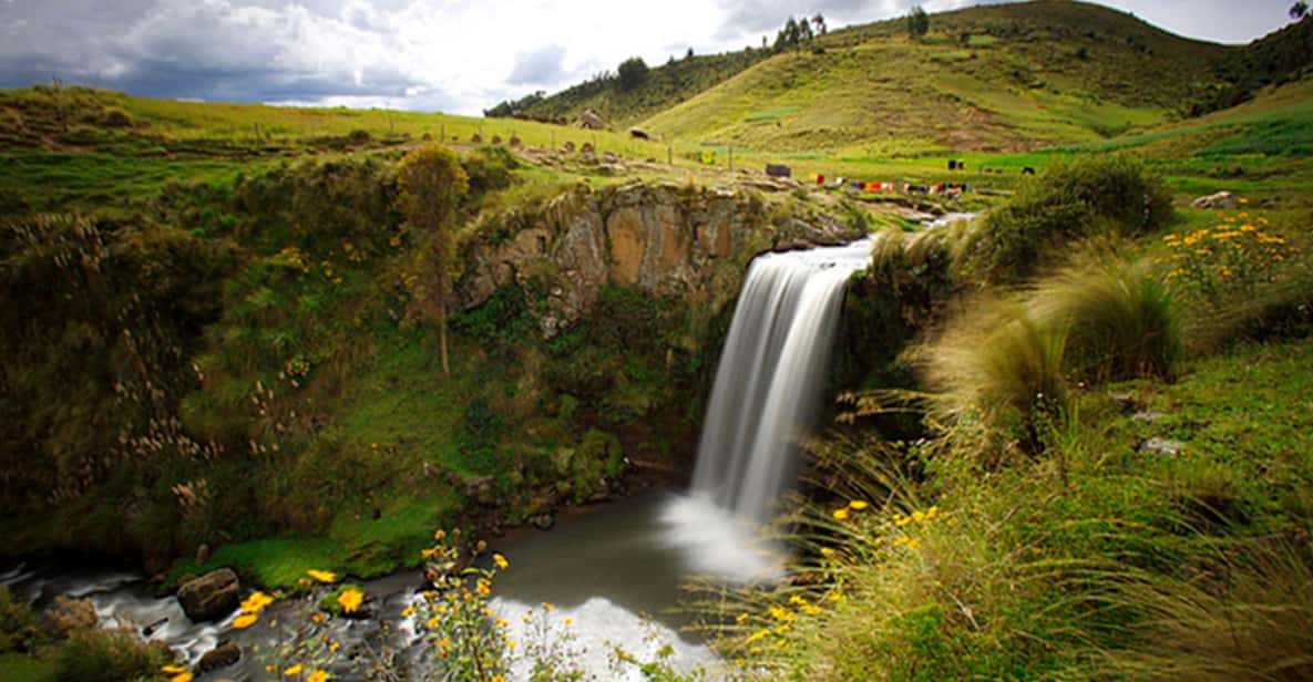 Wawapuquio, piscina natural de aguas gasificadas rodeada de rocas en Cangallo, Ayacucho