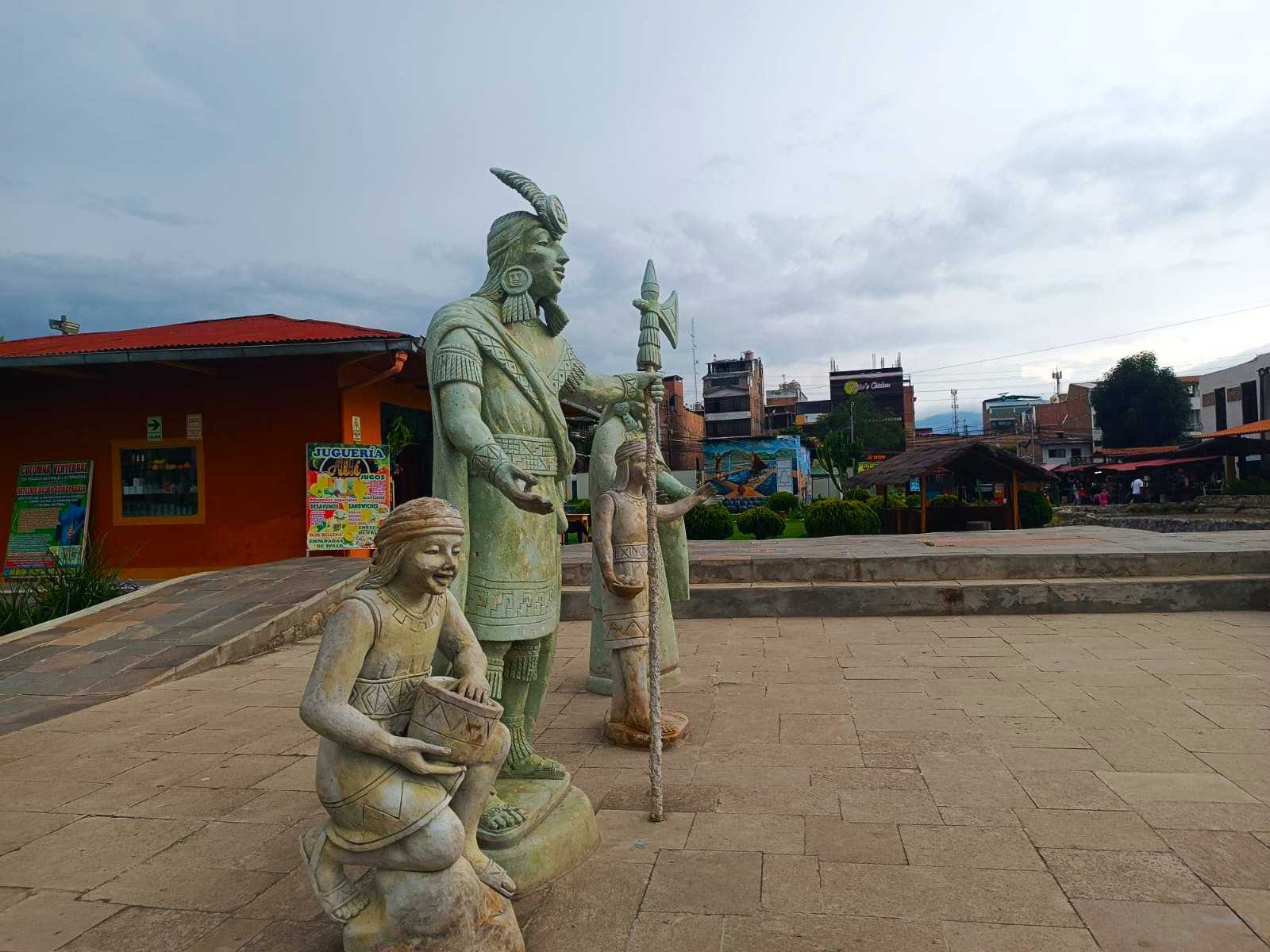 Estatuas de Atahuallpa en losn Baños del Inca
