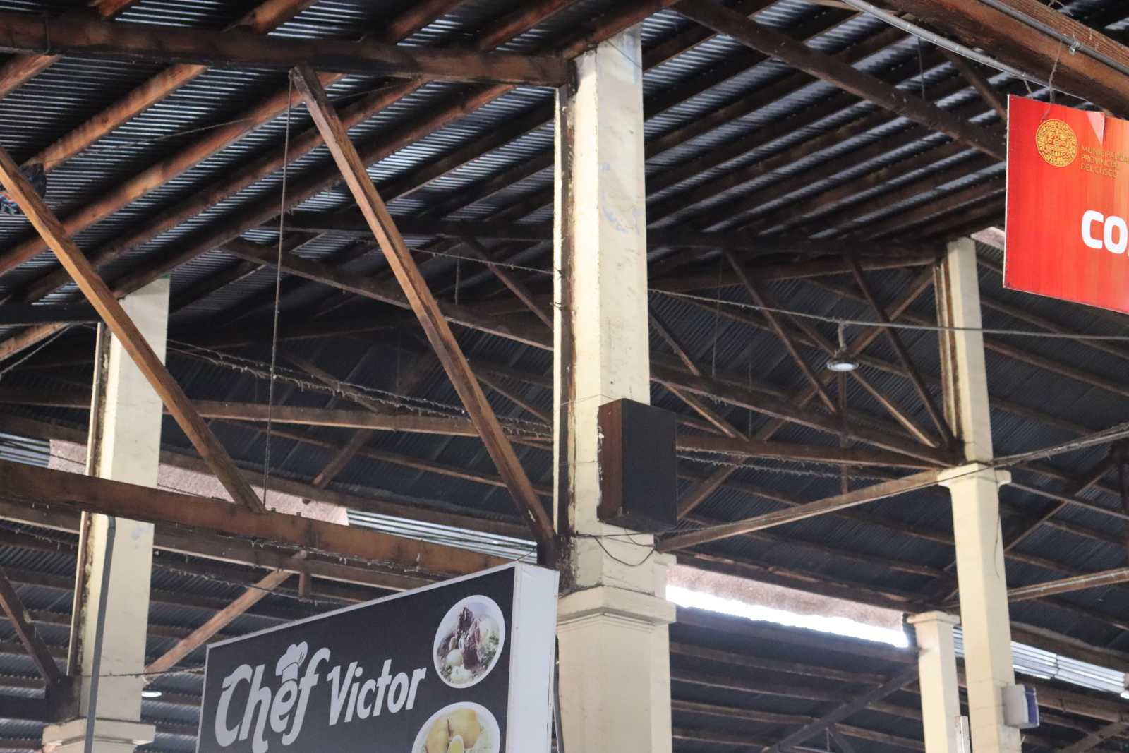 Estructura metálica y diseño de techos elevados del Mercado San Pedro