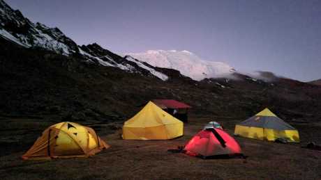 Campamento en campo Ananta de la ruta del Ausangate y Montaña de Colores