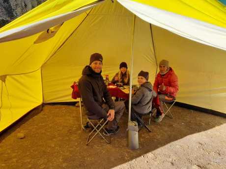 Desayunando en el campo Laguna Ausangate con los niños
