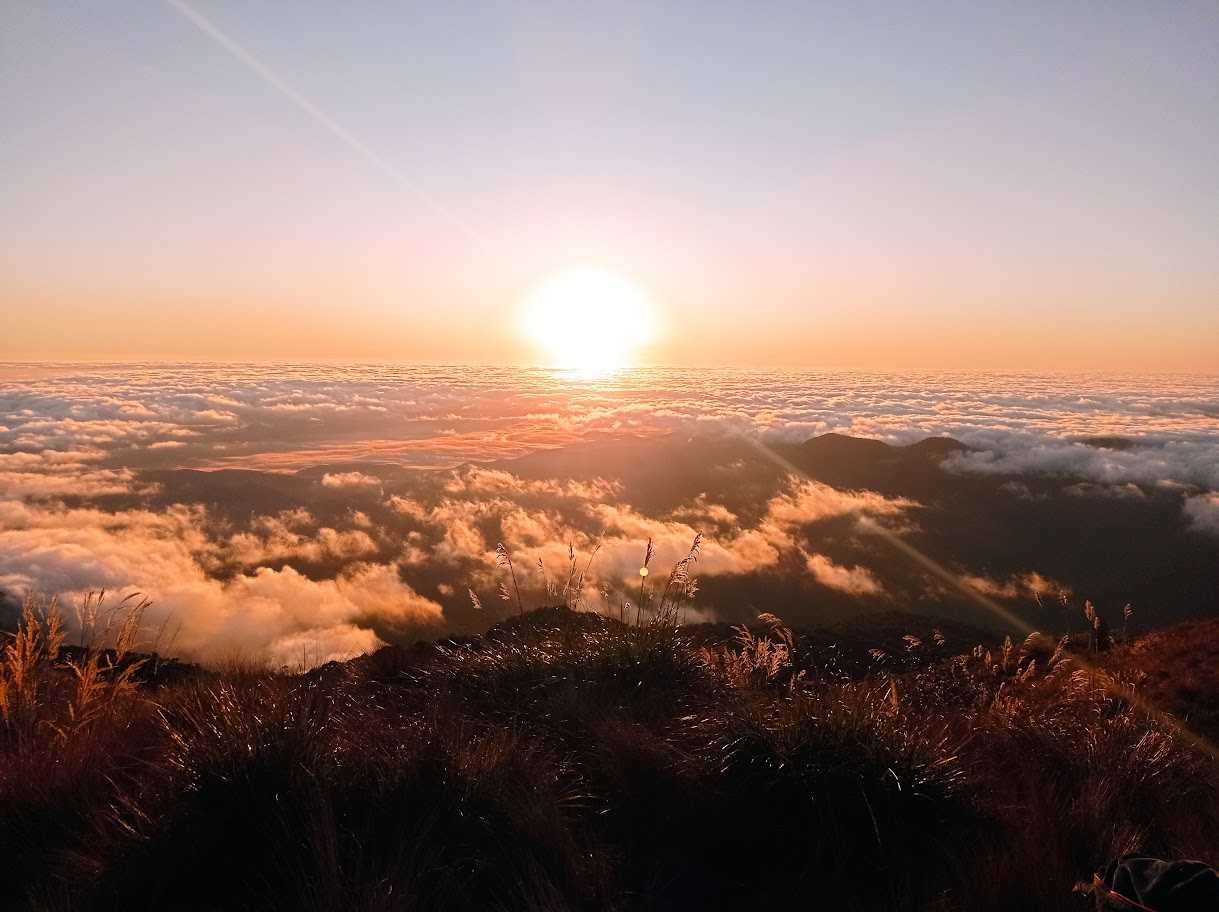 Salida de sol en los Tres Cruces de Paucartambo