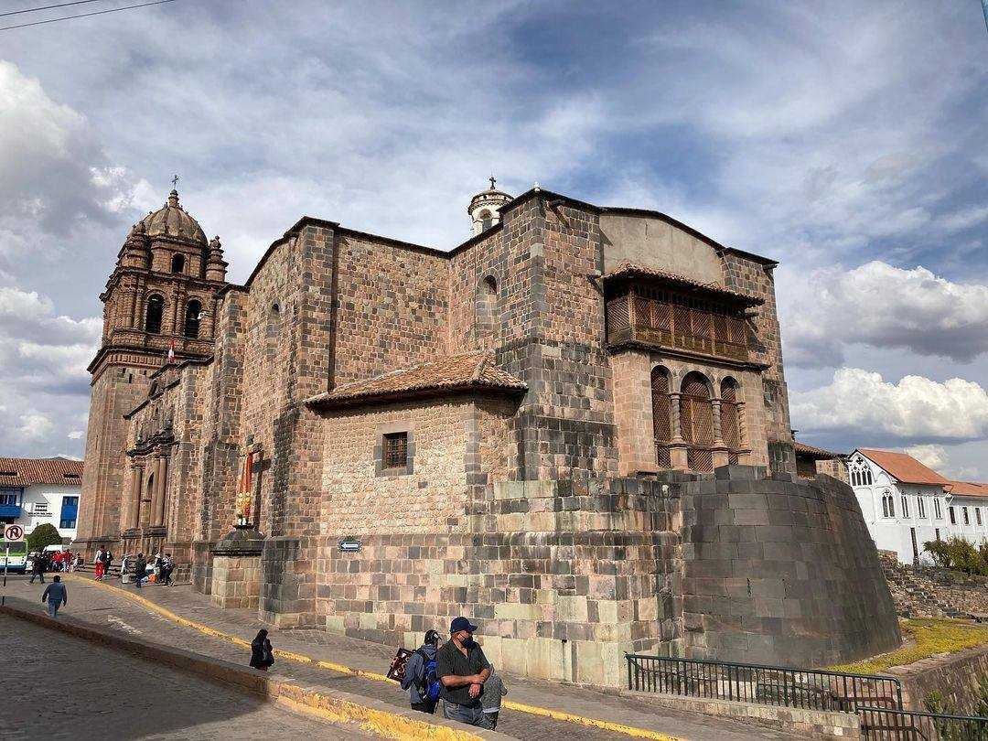 Vista panorámica del Qoricancha en Cusco con el Convento de Santo Domingo
